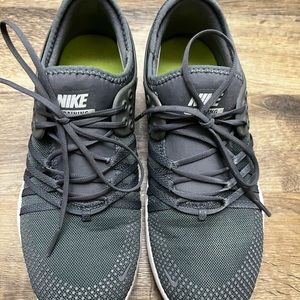 Nike Free TR7 Dark Gray and White Size Athletic Training Sneakers 7.5